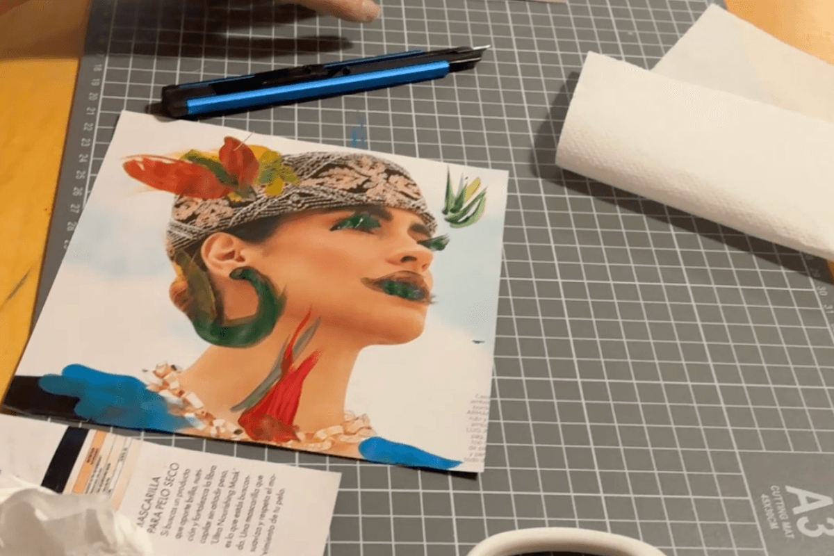 Materiales y proceso de collage artístico con retrato femenino intervenido con pintura acrílica sobre mesa de corte.